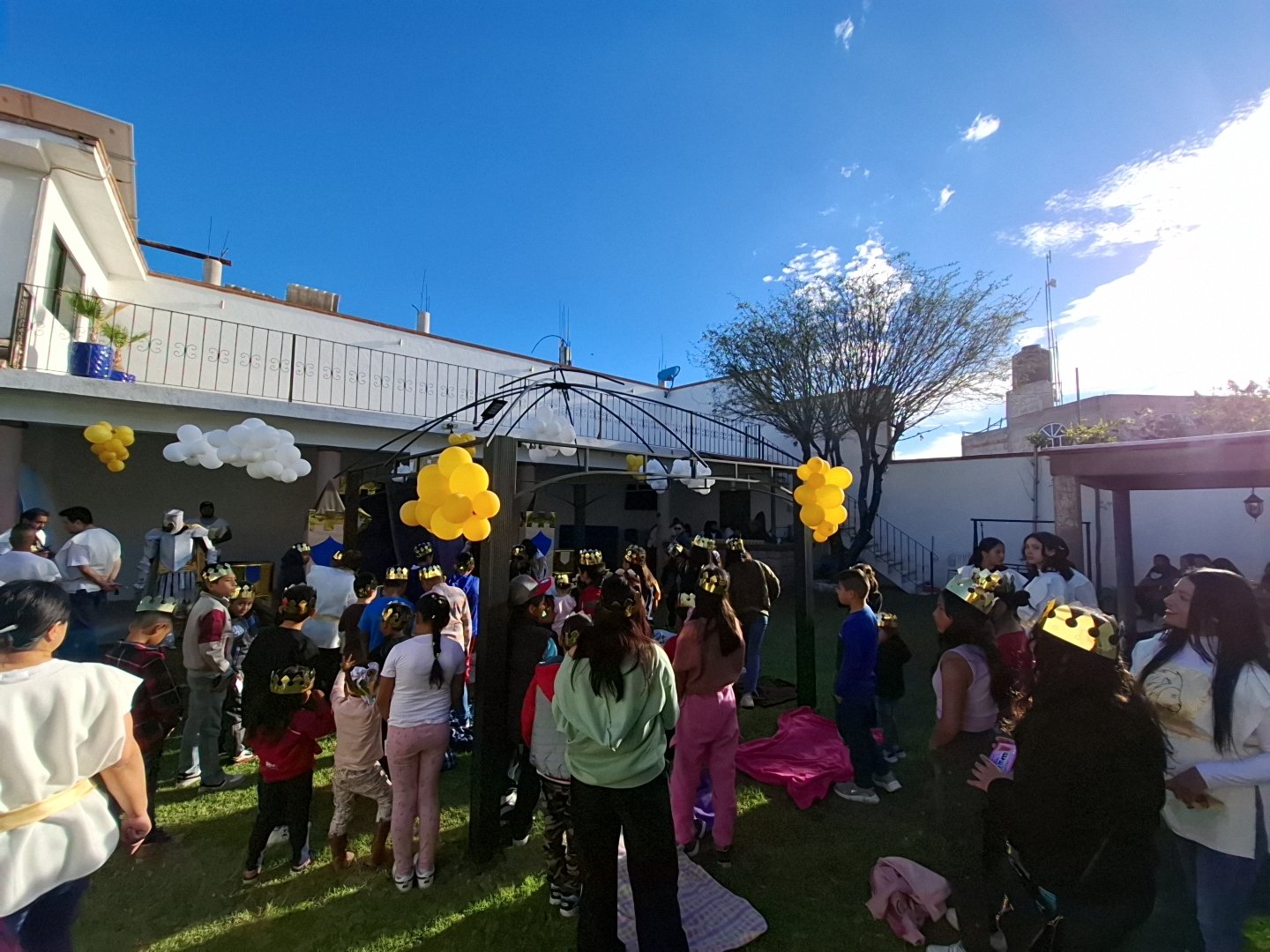 Evento comunitario al aire libre con decoraciones festivas